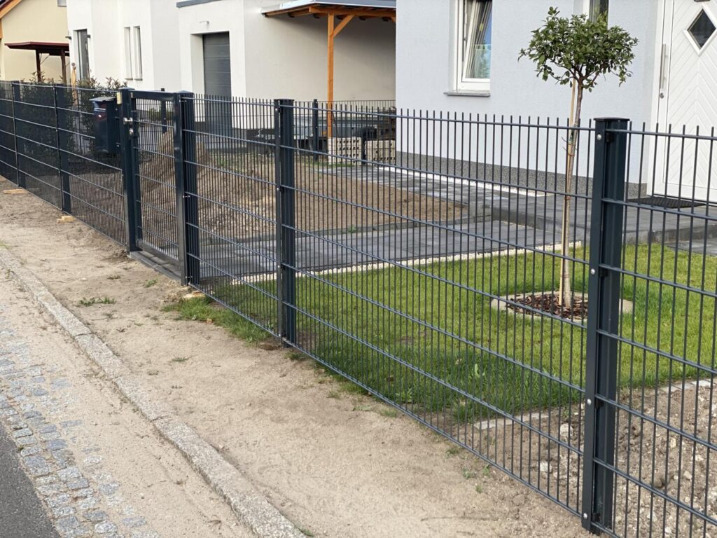 Moderner Metallzaun vor einem Wohnhaus