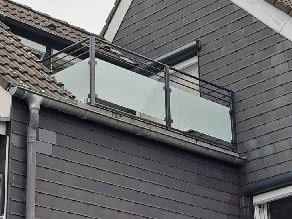 Moderner Balkon mit Milchglas und Metallgeländer