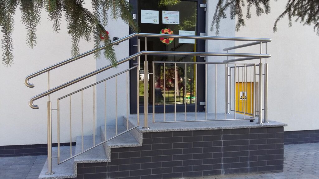 Edelstahlgeländer an Gebäudeeingang mit Treppenstufen