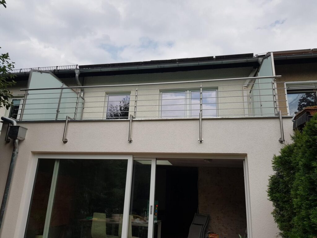 Modernes Haus mit Balkon aus Edelstahl und Glas