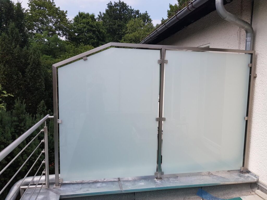 Balkon mit mattem Glasgeländer und Edelstahlrahmen