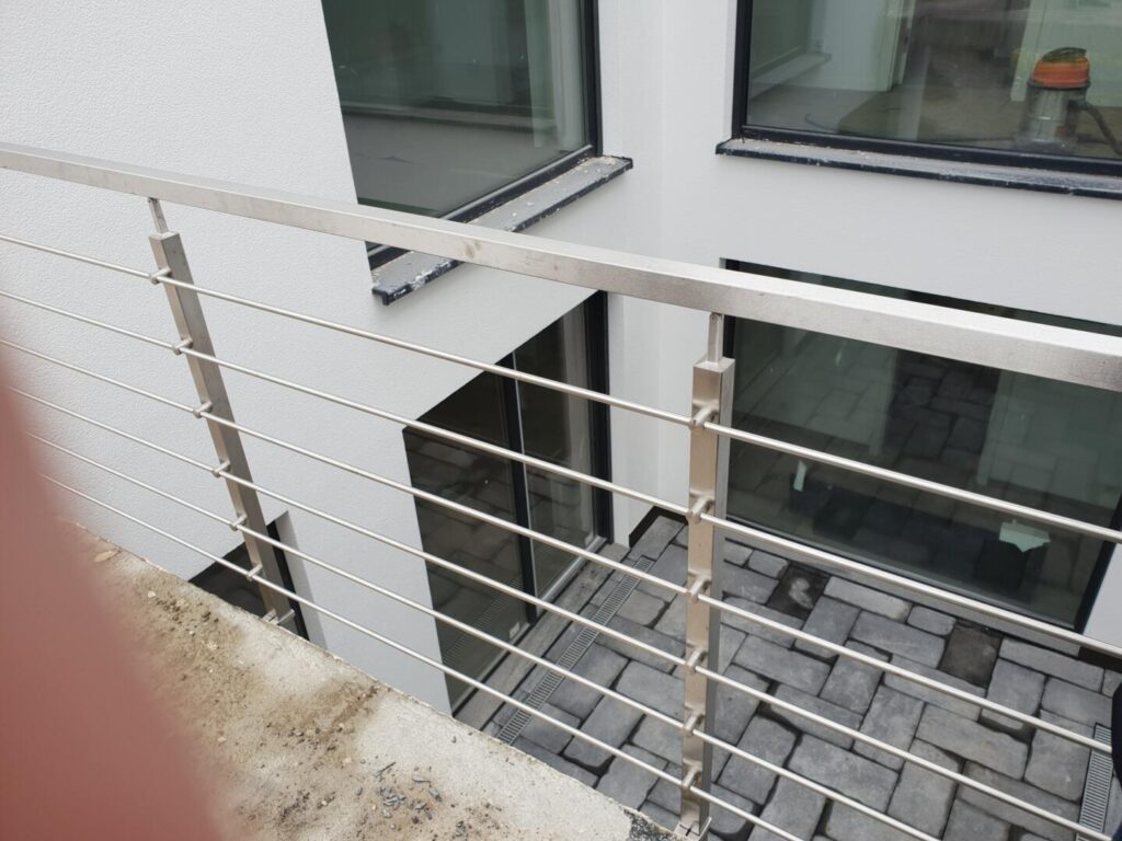 Moderner Balkon mit Edelstahlgeländer und Glasfenstern