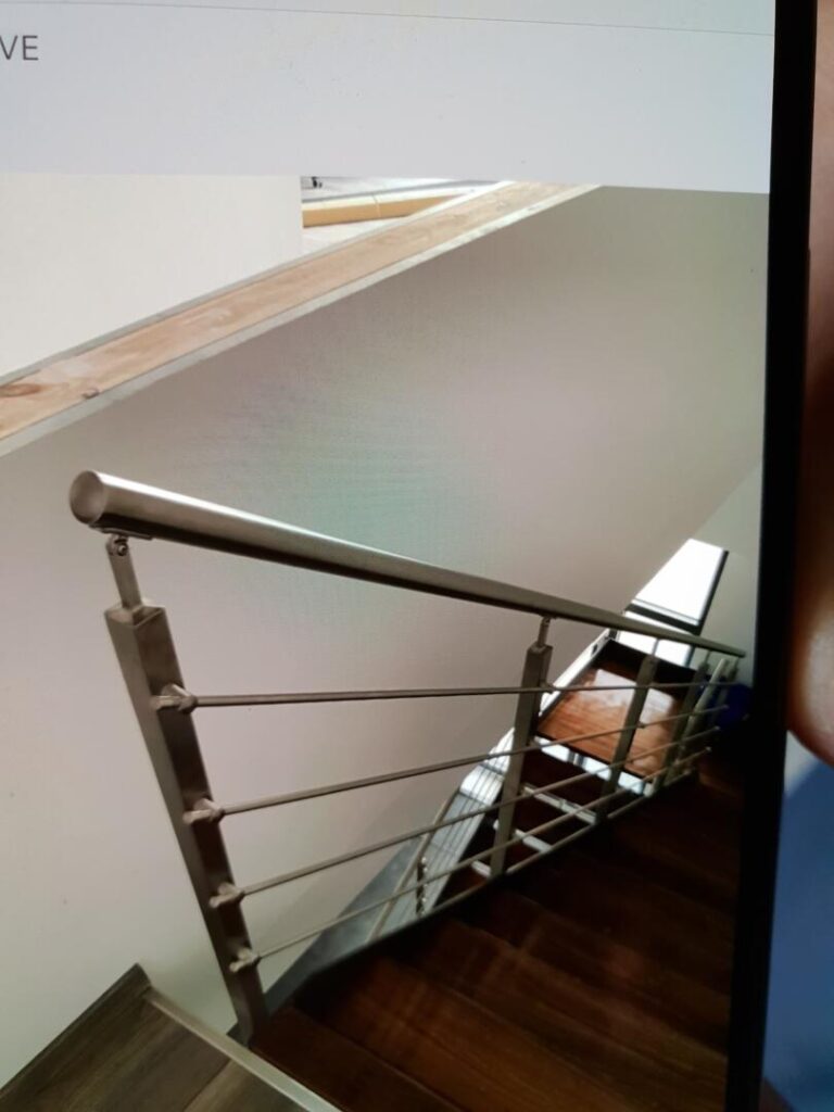 Moderne Holztreppe mit Edelstahlgeländer im Innenraum