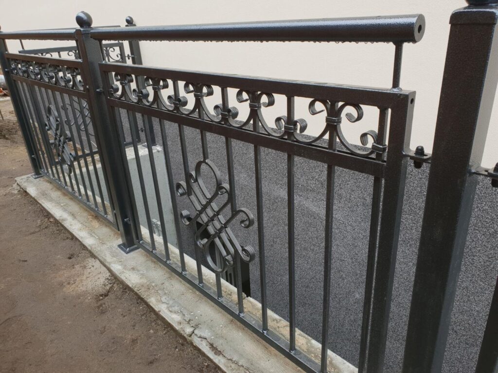 Schwarzes Eisenzaun mit dekorativen Mustern