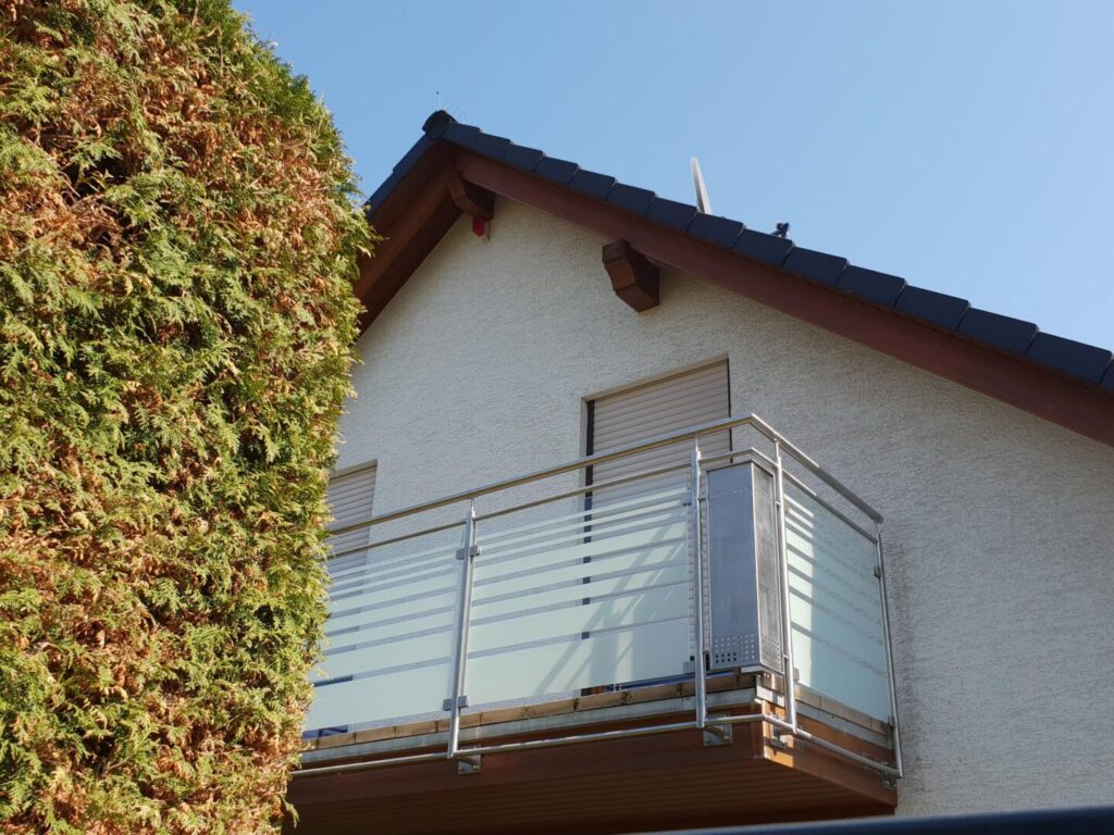 Modernes Haus mit Balkon und blauer Himmel