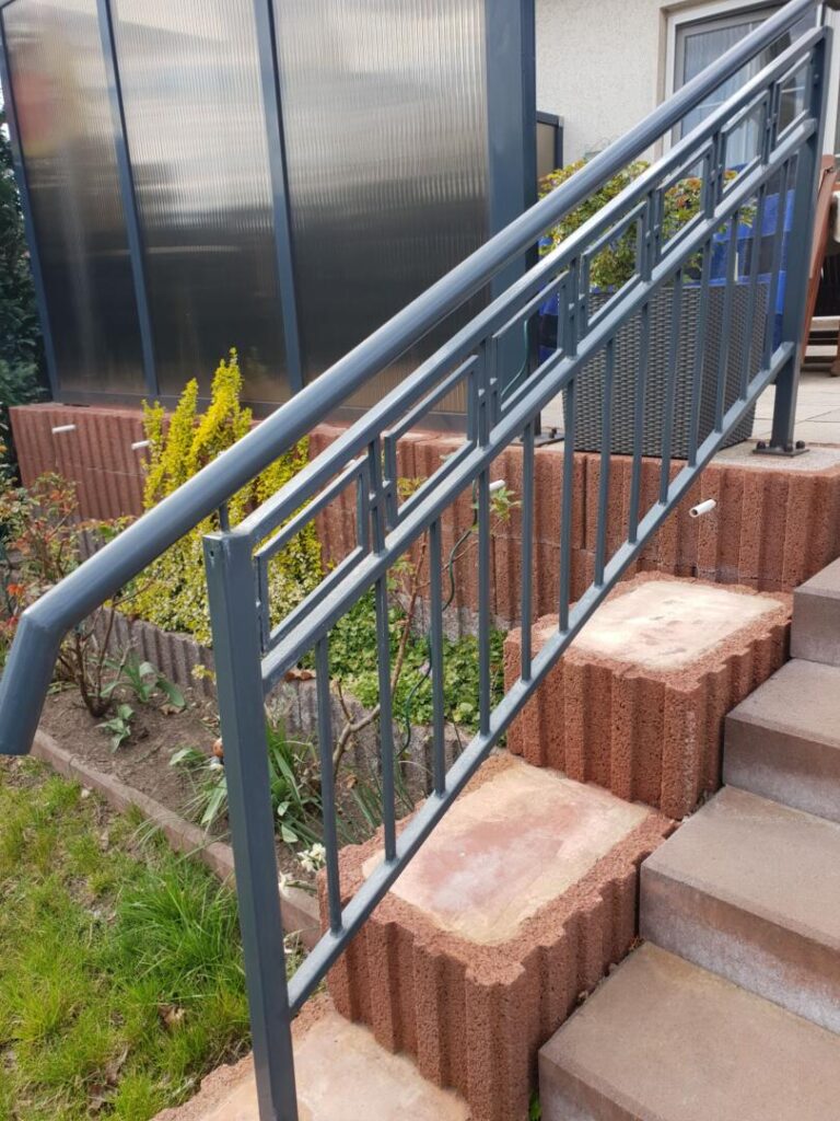 Metallgeländer an Außentreppe mit Gartenansicht