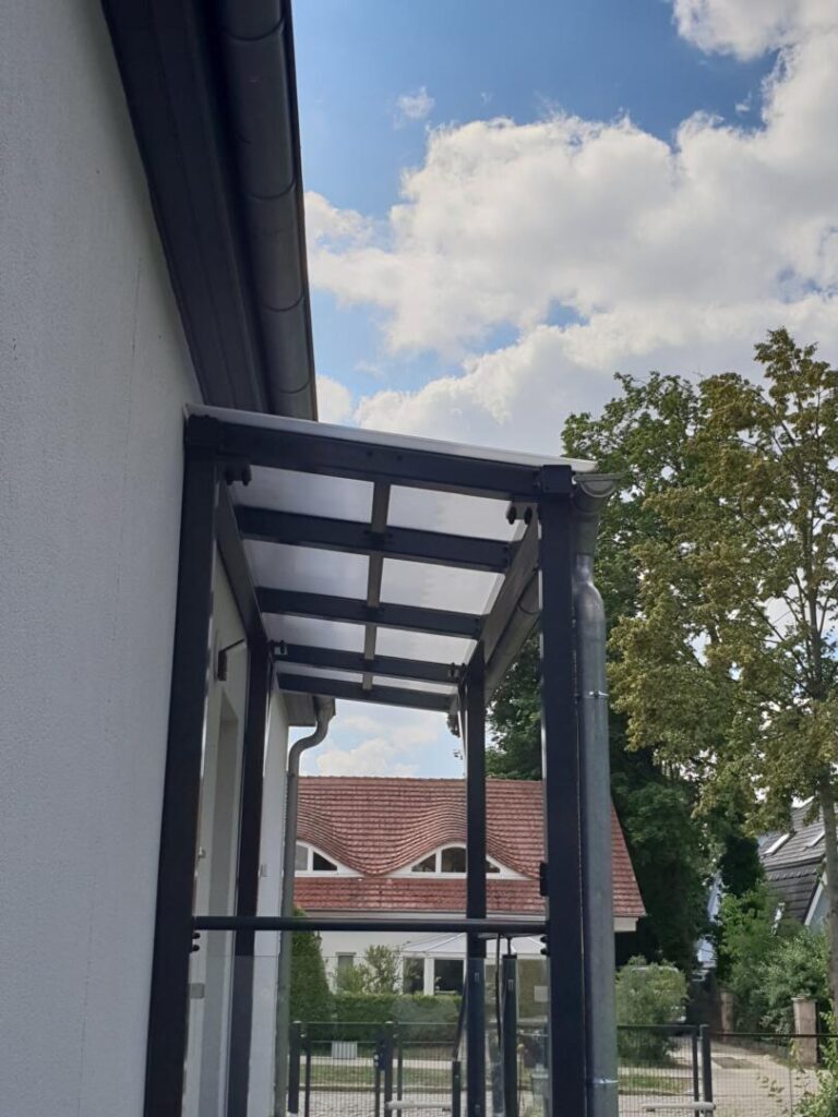 Überdachter Eingangsbereich eines modernen Hauses