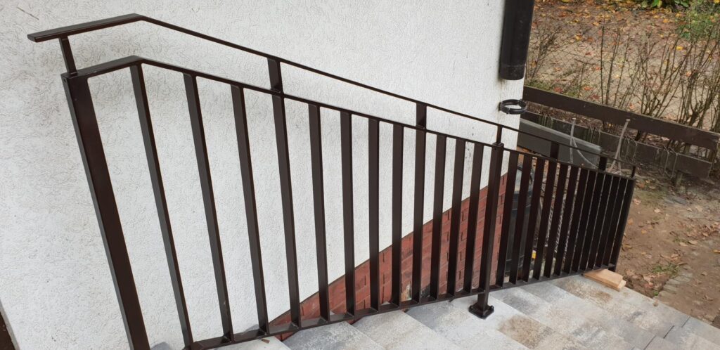 Metallgeländer neben Außentreppe am Haus