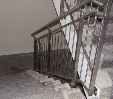 Treppe mit Metallgeländer in einem Gebäude