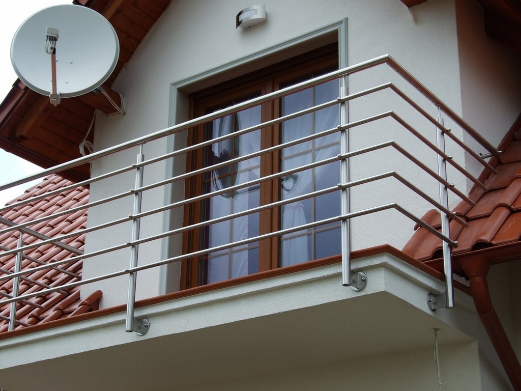 Moderner Balkon mit Edelstahlgeländer und Satellitenschüssel