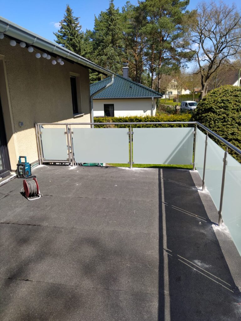 Moderner Balkon mit Glasgeländer und Waldblick