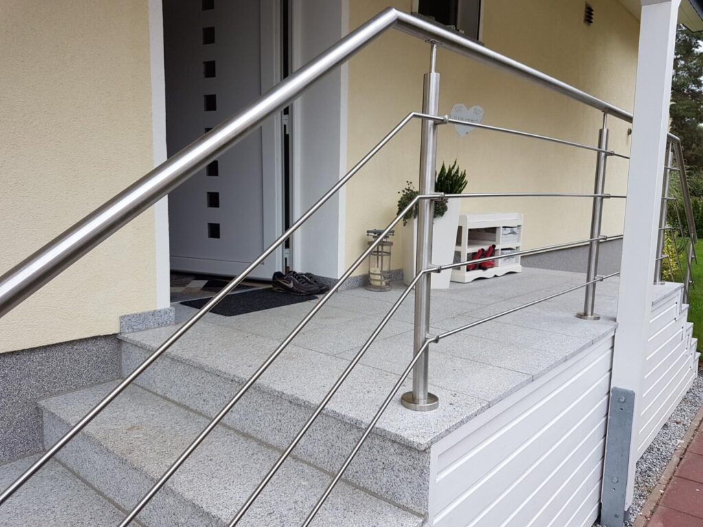 Edelstahlgeländer an moderner Haustreppe