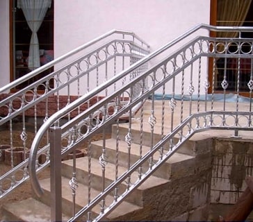 Metallgeländer auf Außentreppe vor Gebäude