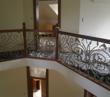 Innenbalkon mit kunstvollem schmiedeeisernem Geländer