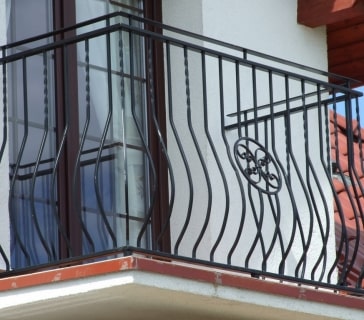 Metallgeländer auf Balkon eines modernen Hauses