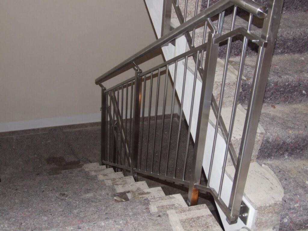 Metalltreppe mit Handlauf in einem Gebäude