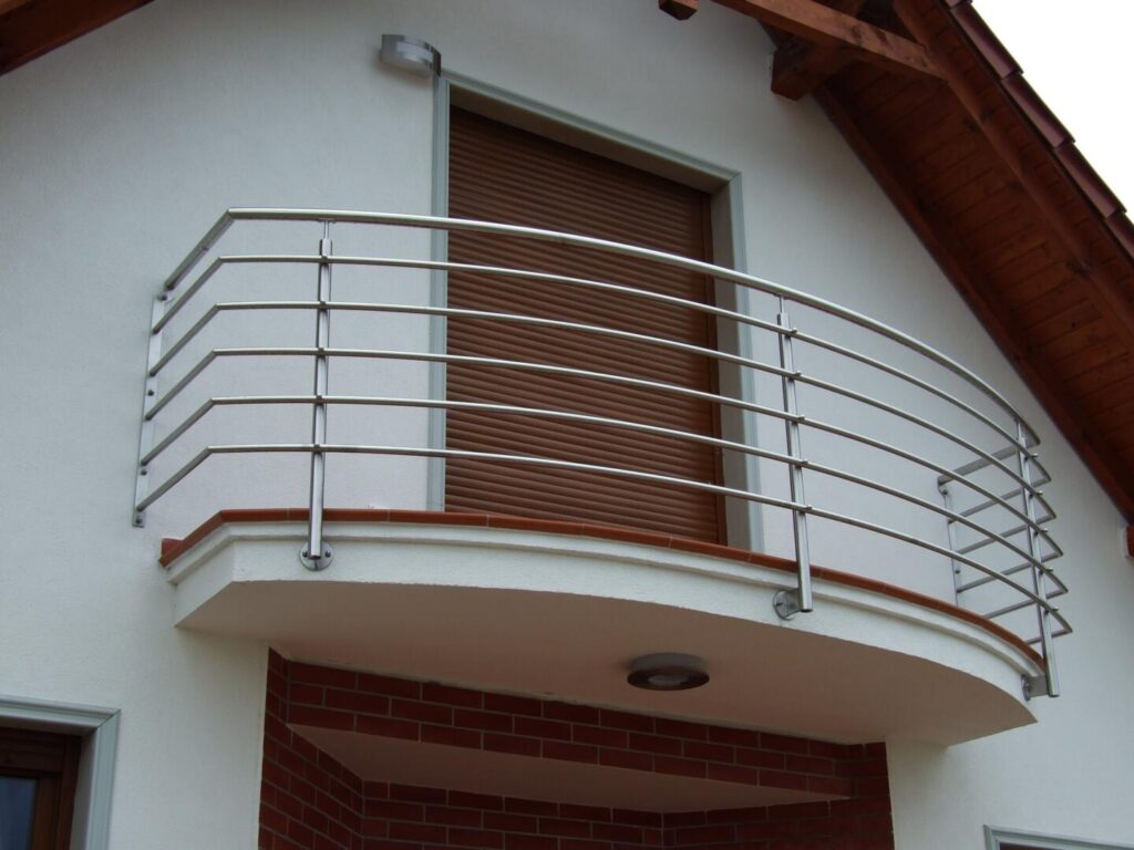 Moderner Balkon mit Edelstahlgeländer an Wohnhaus