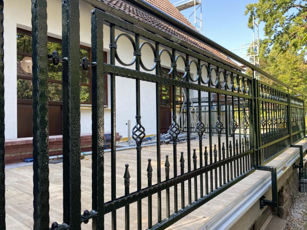 Schwarzes Metallgeländer auf Terrasse eines Hauses