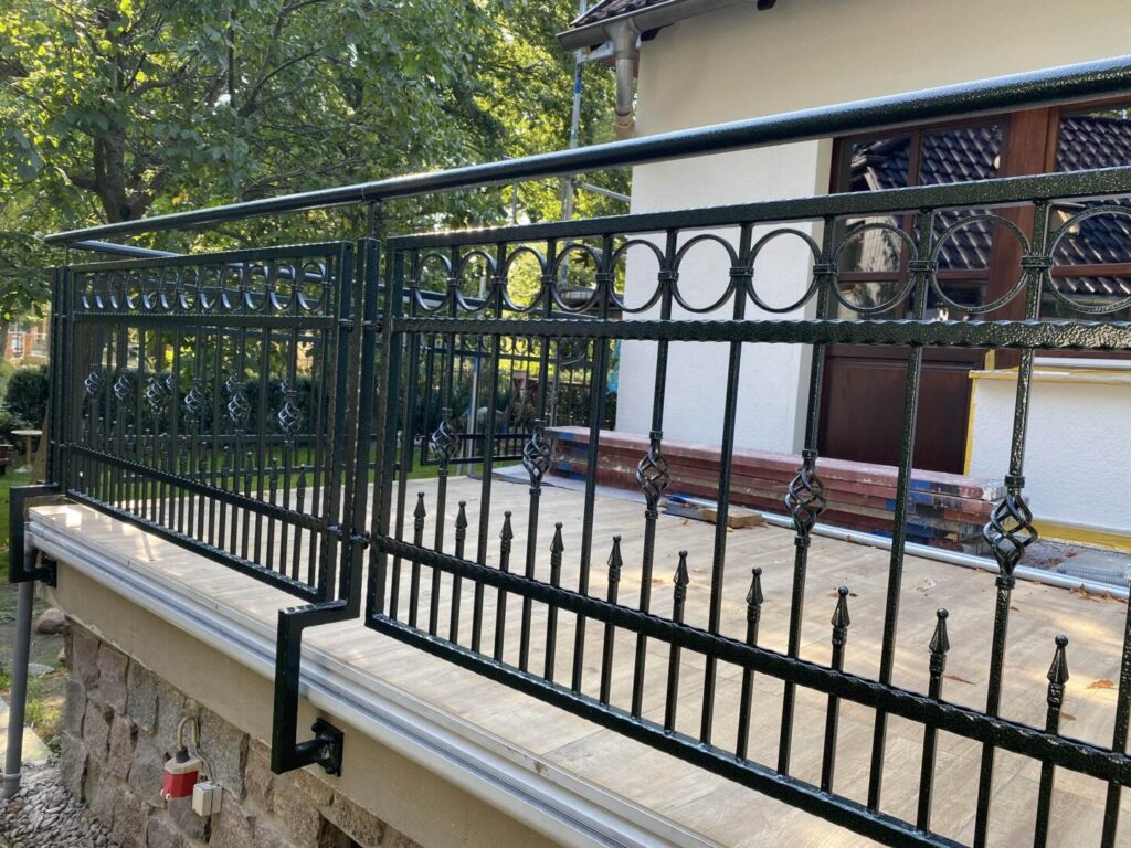 Schwarzes Metallgeländer auf Terrasse eines Hauses