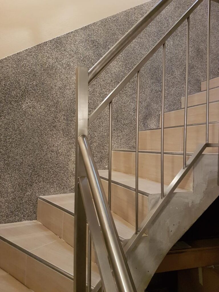 Moderne Treppe mit Metallgeländer in Gebäude