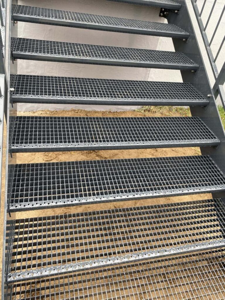 Metalltreppe mit Gitterstufen im Außenbereich