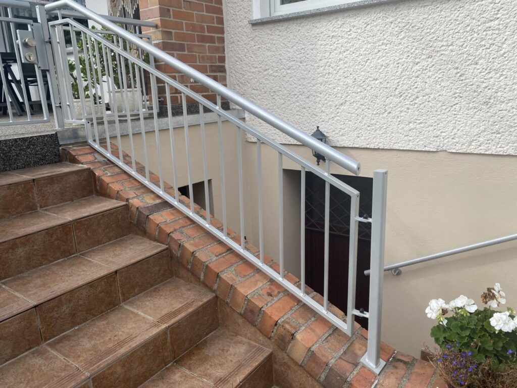 Metallgeländer an brauner Außentreppe eines Hauses