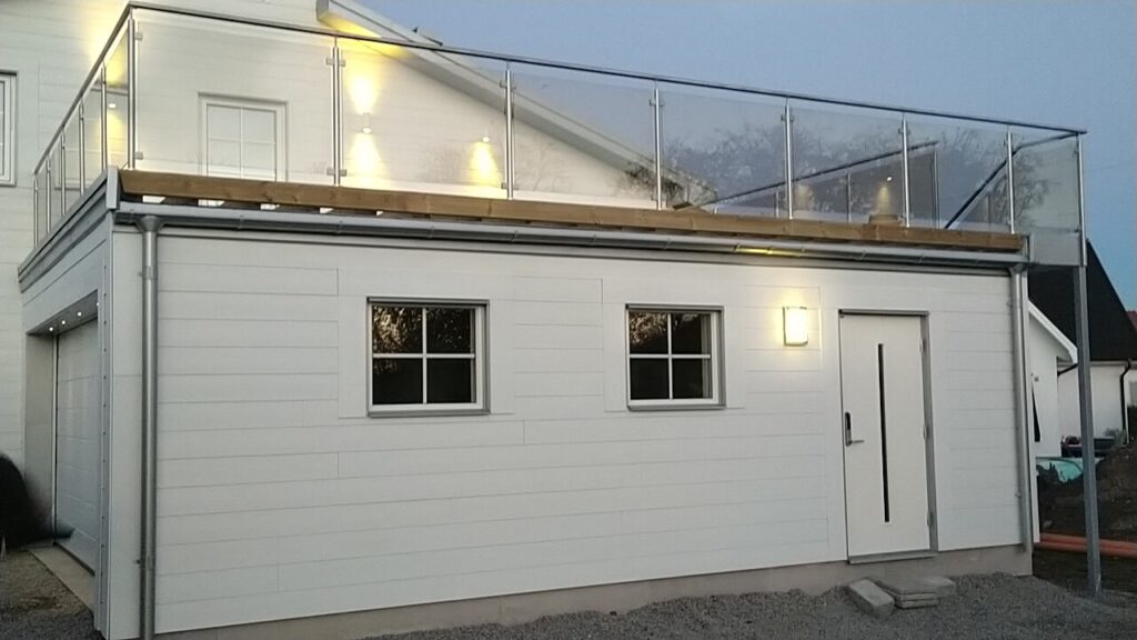 Modernes Haus mit Balkon und Glasgeländer