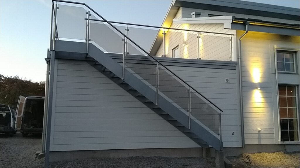 Außentreppe aus Metall mit Glasgeländer am Haus