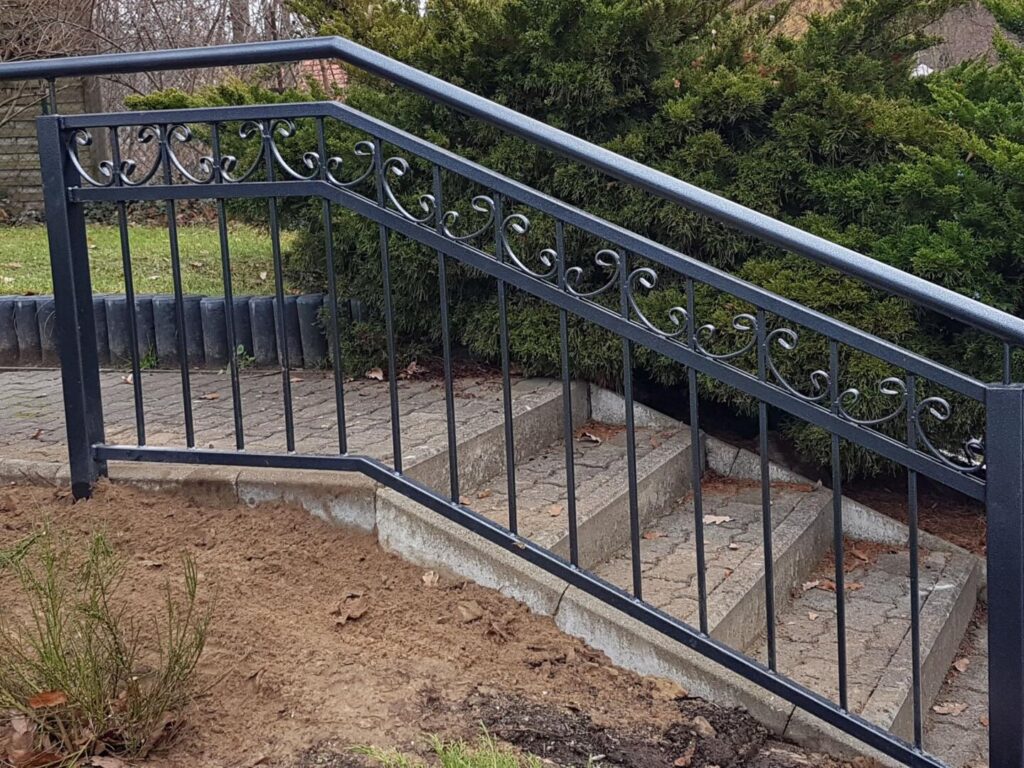 Metallgeländer an einer kleinen Außentreppe im Garten