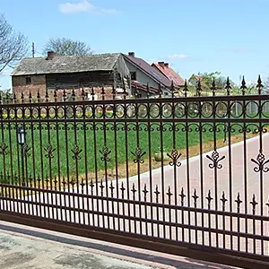 Schmiedeeisernes Tor vor Bauernhaus auf dem Land