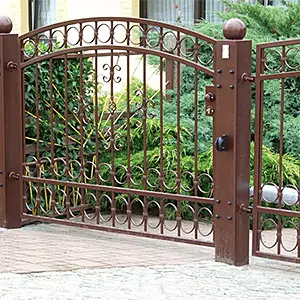 Braunes schmiedeeisernes Gartentor vor Haus
