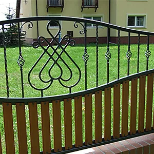 Dekorativer Metallzaun mit Holzelementen vor Wohnhaus
