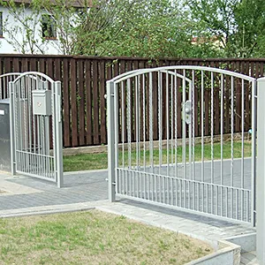 Moderne silberne Metallzaun mit Tor im Garten