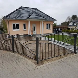 Modernes Einfamilienhaus mit elegantem Metallzaun