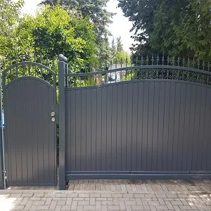 Graues Metalltor mit Gartentür