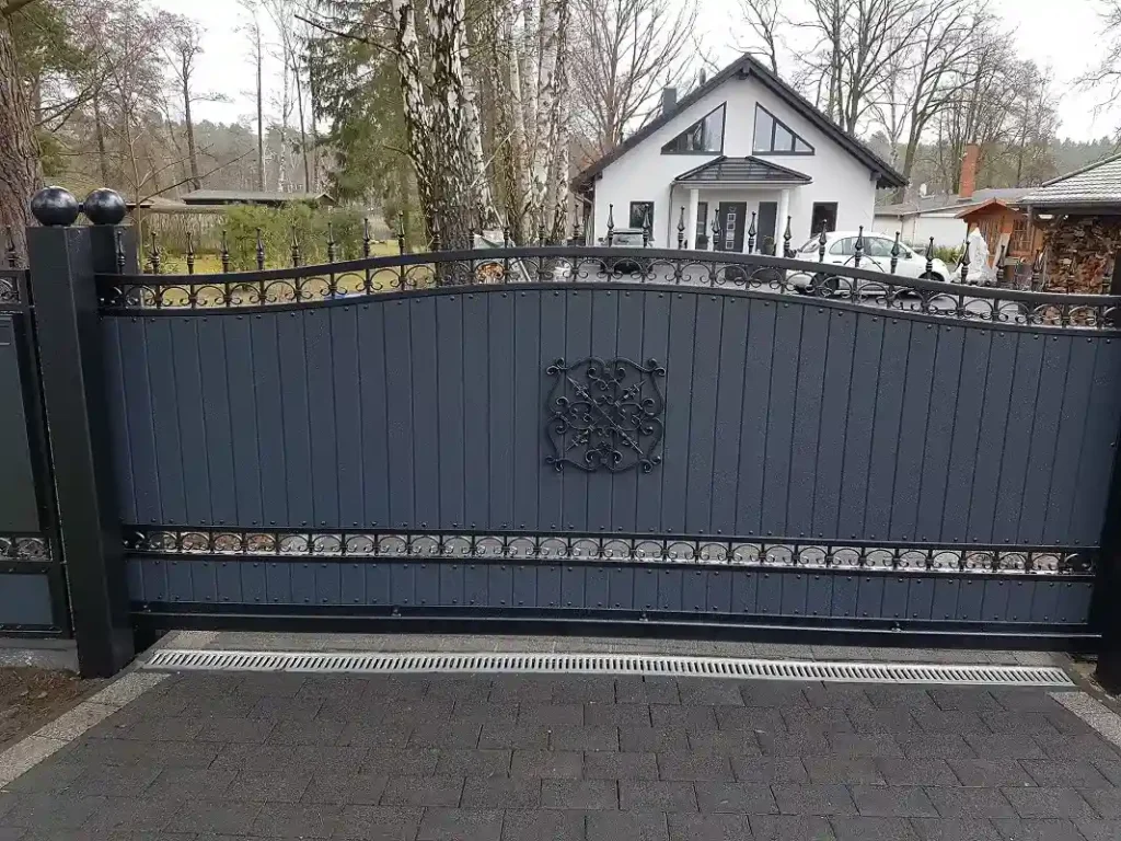 Moderne graue Einfahrtstor vor Einfamilienhaus