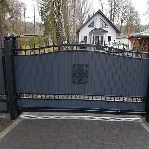 Modernes graues Metalltor vor einem Haus