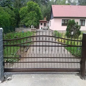 Eisernes Tor vor Einfamilienhaus mit Garten