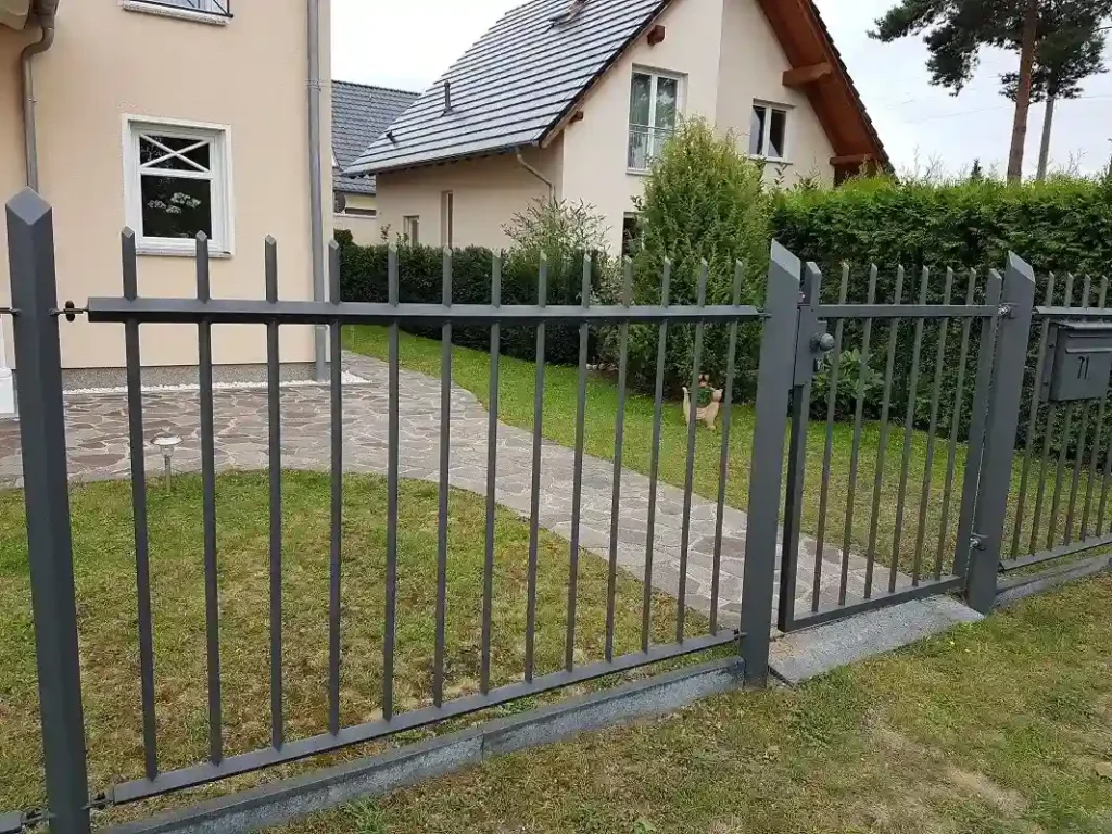 Modernes graues Metallzaun vor Einfamilienhaus