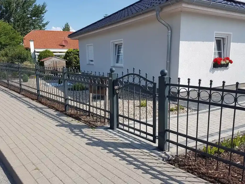 Modernes graues Metallzaun vor Einfamilienhaus