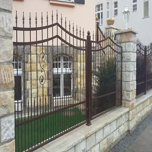 Geschmiedeter Eisenzaun vor Wohnhausfassade