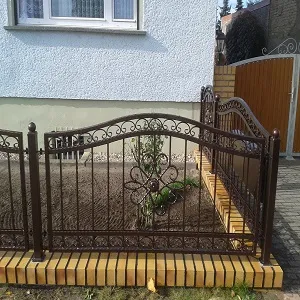 Dekorativer Metallzaun vor einem Wohnhaus