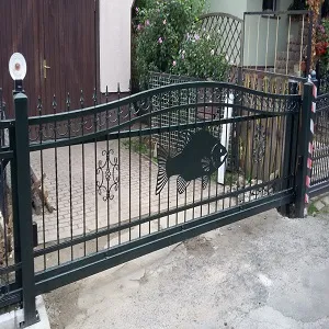 Schwarzes Metalltor mit Fischdesign vor einem Haus