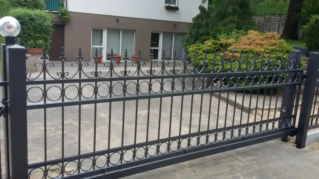 Schmiedeeisernes Tor vor Wohnhaus und Garten