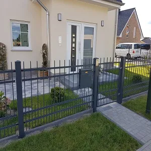 Modernes Haus mit grauem Metallzaun